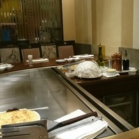 知喜多 横浜西口店 - 鉄板焼きの半円カウンターが3島