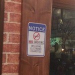 フルモンティ - 店内禁煙ですが喫煙者の方は正面入り口横に