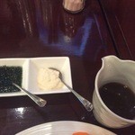 フルモンティ - ローストディナーのデミソースとラディッシュ、ミントソース