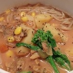 ビーダブリュー カフェ - 旬あさりと春野菜のトマトチャウダー蕎麦（2016年の春メニュー）