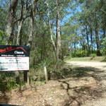 RED HILL CHEESE - 目印の看板、ここから入ってくださいね