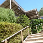 RED HILL CHEESE - 階段の先が店舗