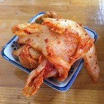 元祖ホルモン焼 大丸食堂 - キムチ：ぞんざいな盛付けである（笑）