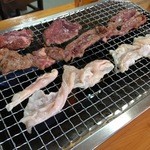 元祖ホルモン焼 大丸食堂 - 特上(470)は赤身だがうまみが薄い感じ。ホルモン(350)はきれいに掃除されている