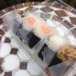 おにぎり　都 - 奥から、サケ、明太子、明太子、エビ天、茶めし