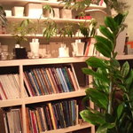 プラスガーデン ダイニング&カフェ - 観葉植物と書籍