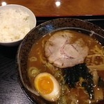 やよい乃湯 お食事処 - 濃厚魚介醤油ラーメン690円とサービスの小ライス