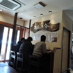 うどん屋麺之介 - カウンター(通常＋壁向い)、テーブル席の構成