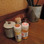 うどん屋麺之介 - 卓上には醤油、一味３種が置いてあった。
      ちなみに、超々々激辛一味が置いてることでも有名です。