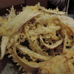 向日葵のようなごぼう天は、笹の葉状に薄めにカットされたゴボウの集合体。