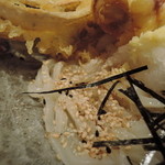 うどん屋麺之介 - 大根おろしは適度な量で、麺に絡む”ツナギ”の役。おろしショウガとゴマは、薬味として搭載。