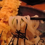うどん屋麺之介 - エッジがピンと立つ太麺。高加水率で、ナタデココのように白濁した半透明で、粉雪のように美しい肢体！これが「豊前裏打ち会」の麺だ！
