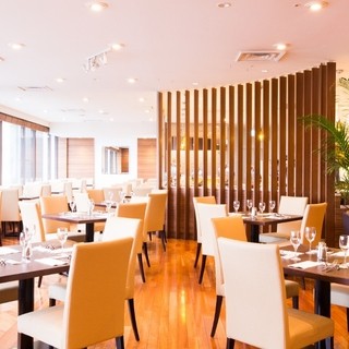 街並みが一望できるオープンなレストランで素敵なひと時を