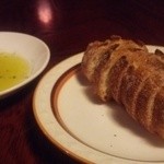 バル  ハルヤ - バケットオリーブオイル 接写(2016/03/25)