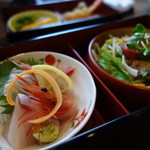 馳走庵 ひとひら - 刺し身三種と大根サラダ