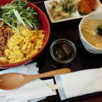 穀雨 - 三食そぼろ丼