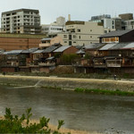 赤垣屋 - 鴨川の対岸には納涼床を出した料亭や旅館が並ぶ