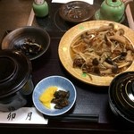 卯月 - 日替わりランチの唐揚のきのこあんかけ定食。
            税込900円。
            美味し。