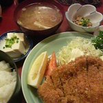 新橋 山田屋 - 豚カツ定食の全景