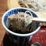 蕎麦 たかま - 蕎麦汁をつけて食べてみる