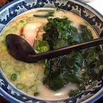にんにくらーめん 天洋  - ワカメラーメン！