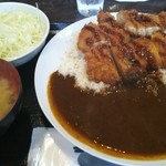 とりや なんじゃこりゃ - 鶏かつカレー 920円、サラダと味噌汁が付きます