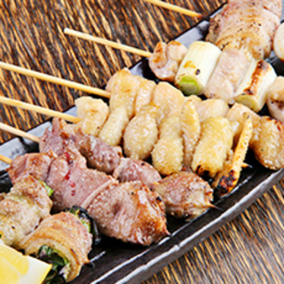 炭火燒烤，鮮美濃縮◎外酥內嫩的燒鳥、燒豬肉及白肝絕對美味