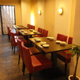 The red chairs are stylish ♪ Suitable for a variety of dates and banquets!