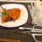 施家菜 - マングローブ蟹 シンガポール風チリソース炒め（手袋をはめて食べる）