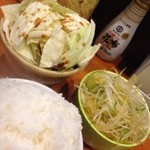 ラーメン 末廣家 - 生キャベと白髪ねぎをおかずにしても飯食べれるね。