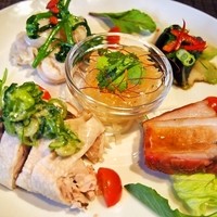 施家菜 - 前菜盛り合わせ（焼豚、蒸し鶏、イタヤ貝と菜の花の和え物、ピータン、クラゲ）