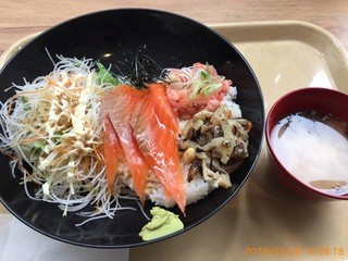 Eat it! - サーモンネギトロ丼950円