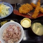 とんかつ濱かつ - 海老フライ2尾、ヒレカツ1個、キャベツ、香の物、お味噌汁、ご飯のセット。