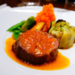 遠藤利三郎商店 - 主菜
      仔羊肩ロースのロースト
      〜クミン香るラタトゥイユを詰めたズッキーニを添えて〜