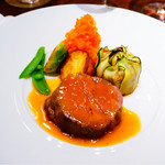 遠藤利三郎商店 - 主菜
      仔羊肩ロースのロースト オレンジソース
      〜クミン香るラタトゥイユを詰めたズッキーニを添えて〜