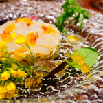 遠藤利三郎商店 - 前菜アップ
      ホタテとズワイガニのガトー仕立て サフランのジュレ