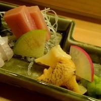 伊勢鮨 - 中トロは肉厚ながらちょうどいい脂だ。