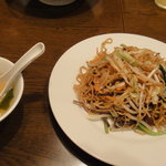 上海家庭料理 謝謝 船橋駅前南口店 - 上海焼きそば（焦げ臭くて食えない）