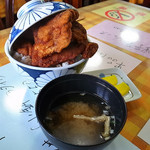 レストラン ふくしん - 味噌汁と沢庵付き