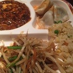 台北夜市 - 麻婆豆腐、水餃子、レバニラ的なもの、チャーハン