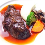 プティオザミ - ランチコース 3780円 の国産牛ホホ肉の赤ワイン煮 ポムピューレ添え マデラ酒のソース