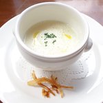 プティオザミ - ランチコース 3780円 の静岡県産 新玉ねぎのスープ