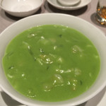 中国飯店 富麗華 - アボカドと蟹のスープ。