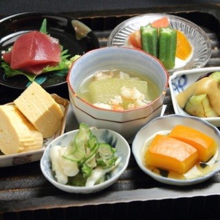 季節の移ろいを感じるランチ限定のお膳。目にも華やかな逸品を