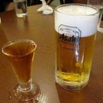 神谷バー - 電気ブランとチェイサー用の生ビール小