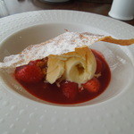 サラマンジェ ド ヨシノ - いちごのフランベとバニラアイスクリーム