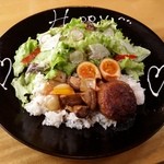 レッドハウスカフェ - 「ハッピーロコモコ」です｡糸島豚のこだわりハンバーグにたっぷり野菜と半熟煮玉子が盛り付けられています｡