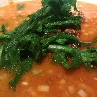 中国飯店 富麗華 - 担々麺に乗ったつやつやの青菜