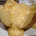 プティ・カッセ - ジャガイモにはたっぷり熱々のチーズが掛かっています。もう、たまらくなく美味しいですよ。たまりません。