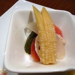 プティ・カッセ - 季節野菜のピクルスですね。いい感じで漬かってました。